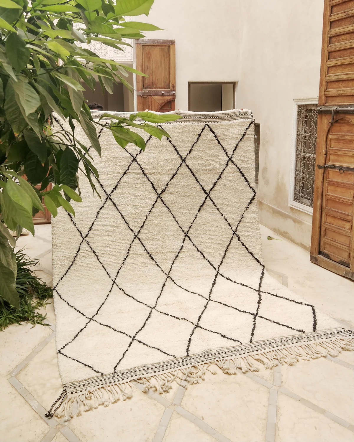 Handgeknüpfter Beni Ourain Teppich aus Marokko aus natürlicher Schurwolle mit geometrischem Muster