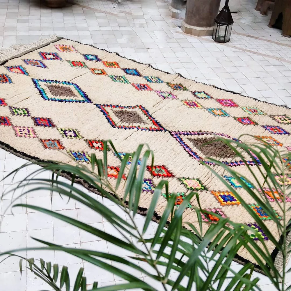 Bunter Azilal Teppich aus Marokko mit kreativen Mustern handgefertigt