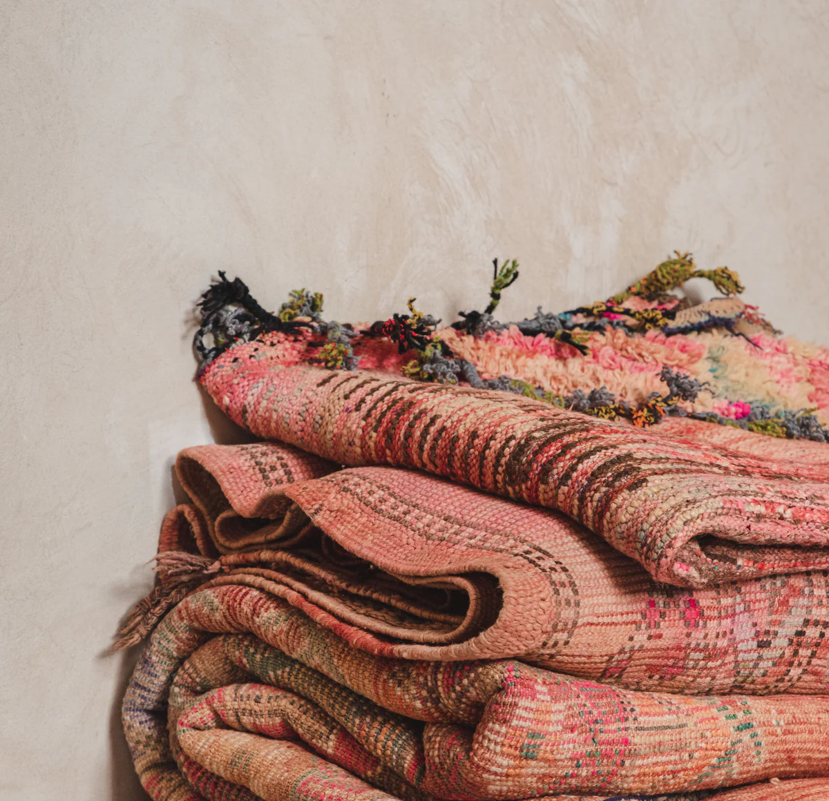 Berber Teppiche sind authentische marokkanische Teppiche mit jahrhundertealter Tradition. Gefertigt aus natürlicher Wolle überzeugen sie durch Qualität, Langlebigkeit und zeitloses Design. Ein Berber Teppich bringt Wärme und Stil in jeden Raum.