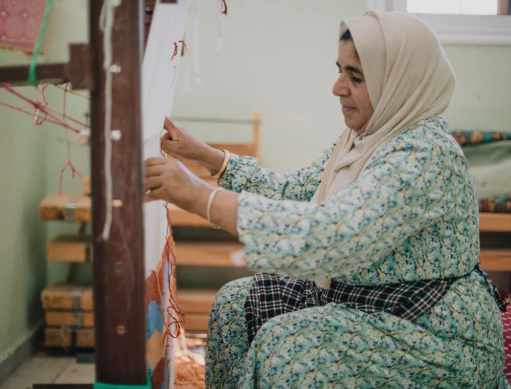 Marokkanischer Teppich wird von Amazigh Handwerkerin in Marokko gewebt