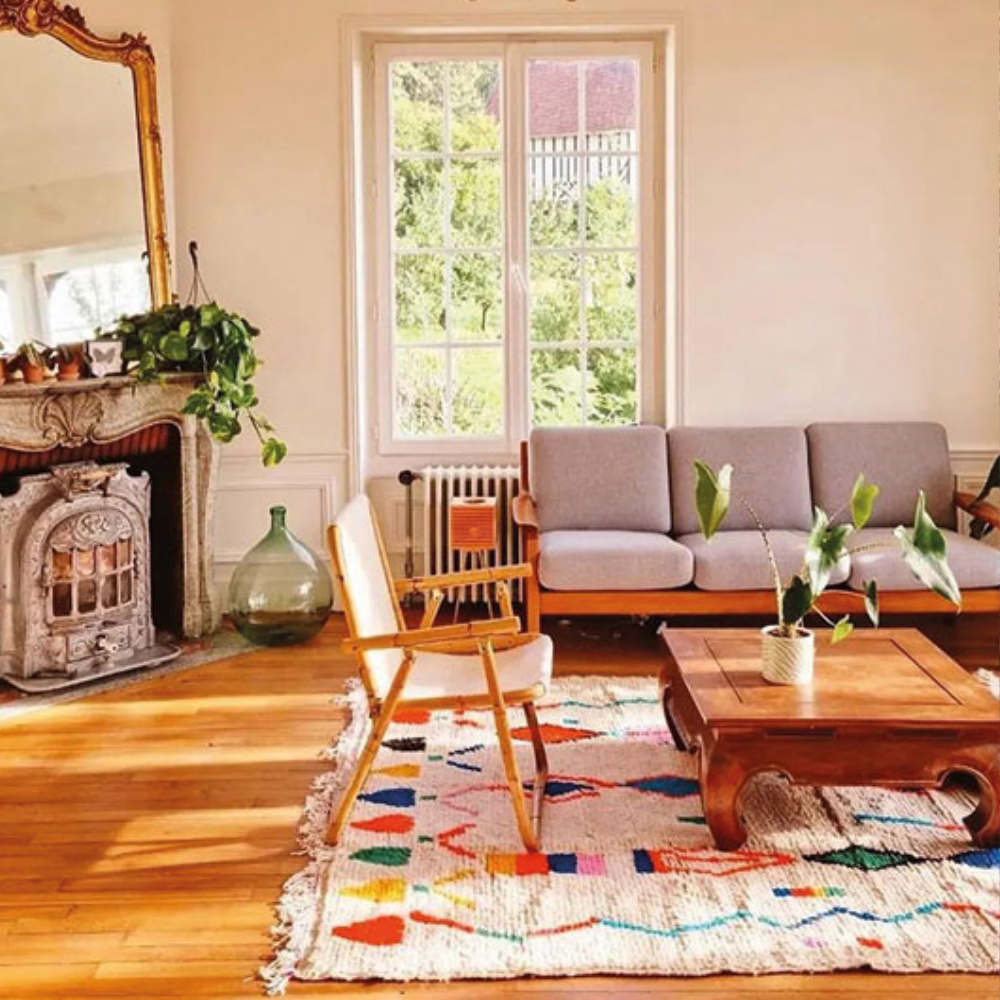 Minimalistischer marokkanischer Hochflorteppich in modernem Wohnzimmer