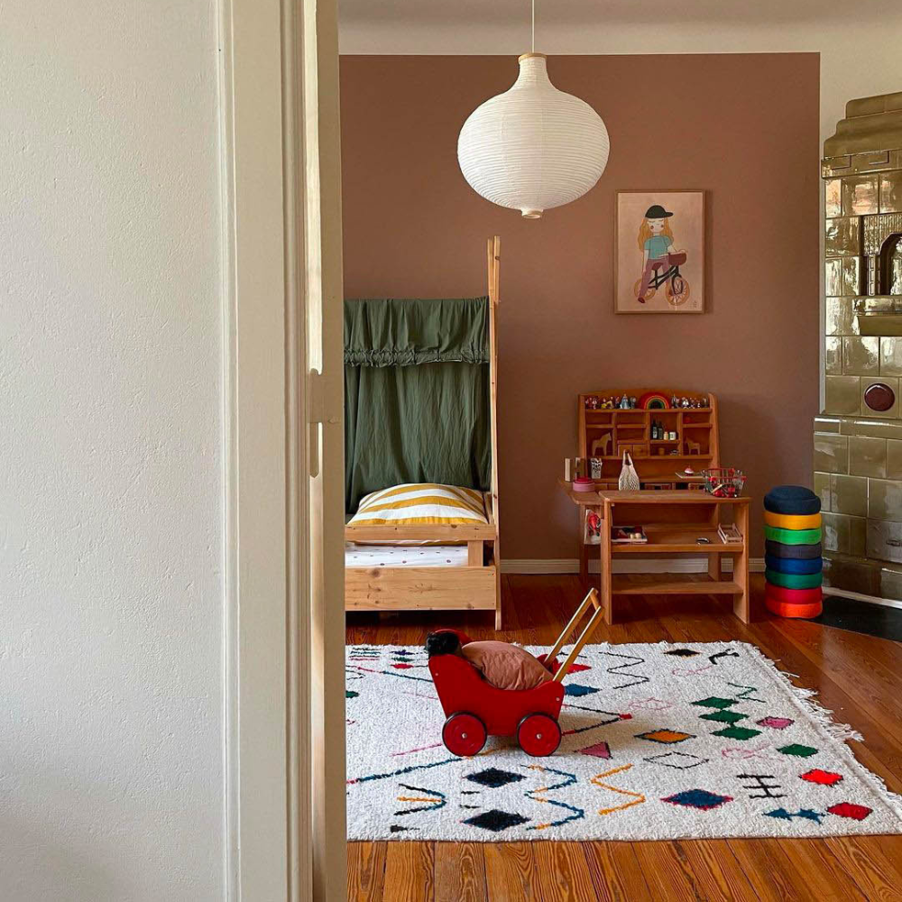 Wohnzimmer mit marokkanischem Wollteppich und geometrischem Berber Muster