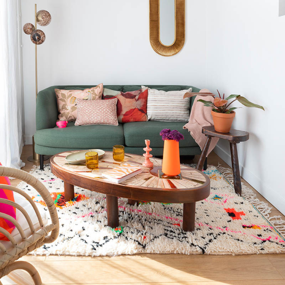 Modernes Wohnzimmer mit handgefertigtem marokkanischem Teppich im Azilal Stil