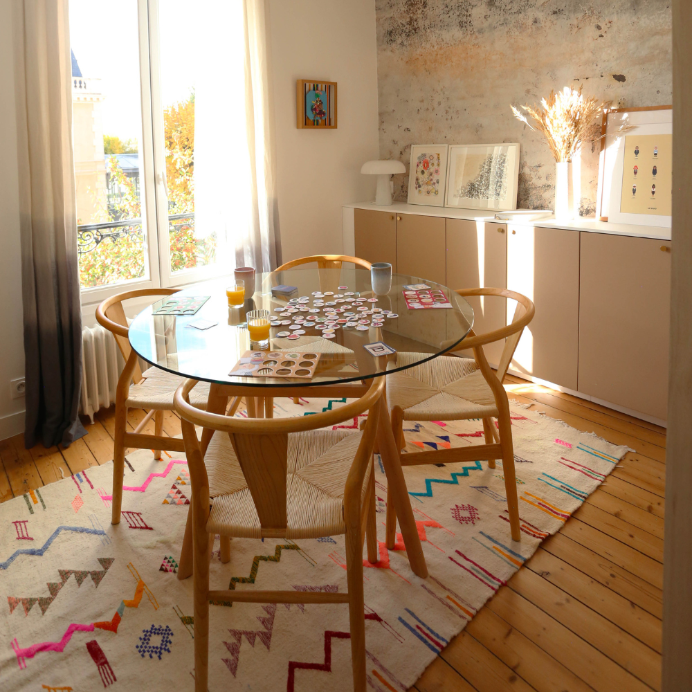 Esszimmer mit handgeknüpftem marokkanischem Teppich im Berber Stil