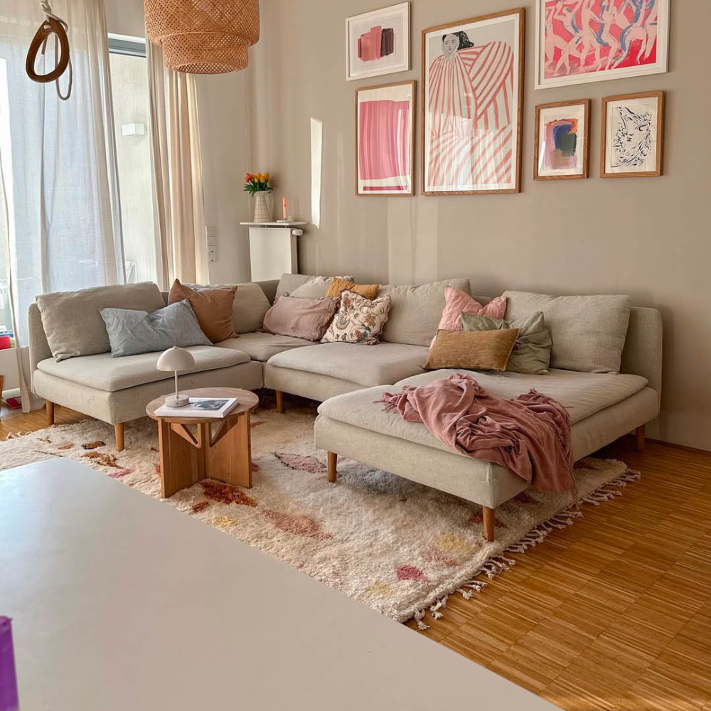 Beige Wohnzimmer mit traditionellem marokkanischen Flächenteppich