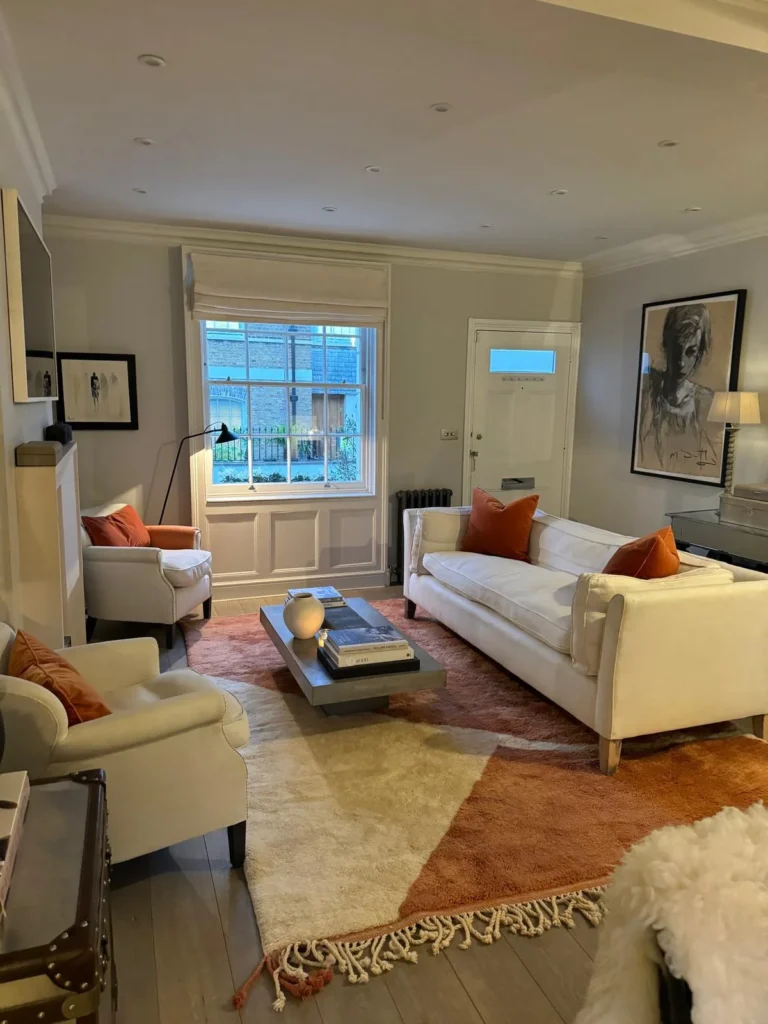 Berber Teppich im modernen Wohnzimmer aus Wolle mit geometrischem Muster