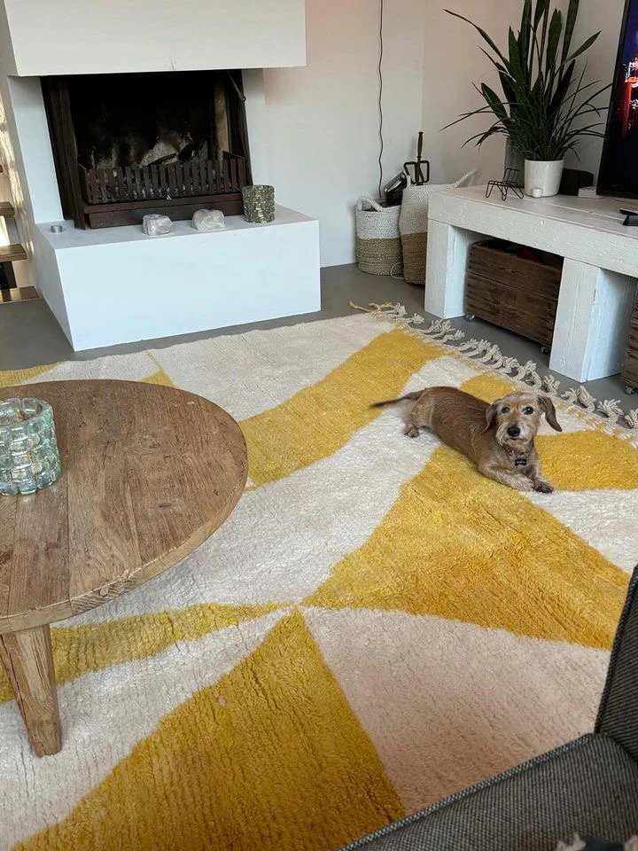 Gelber Berber Teppich aus Wolle im Wohnzimmer vor Kamin