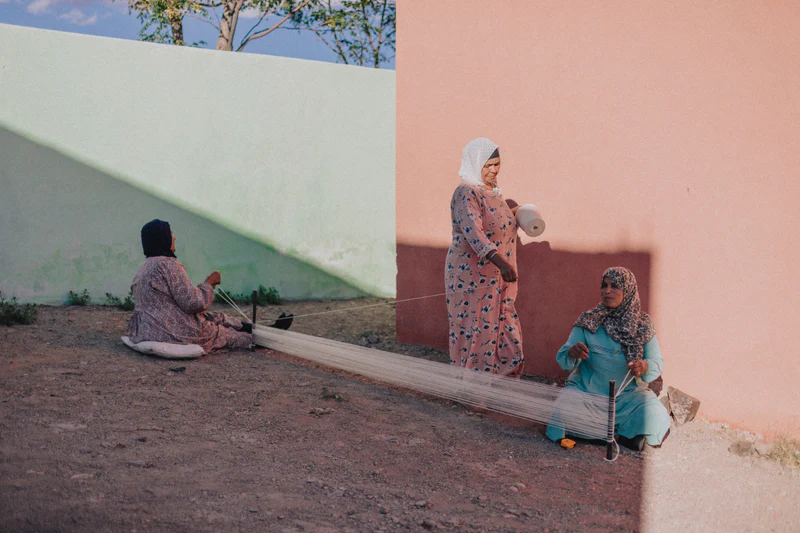 Berber Frauen knüpfen traditionellen Berber Teppich aus Wolle in Marokko