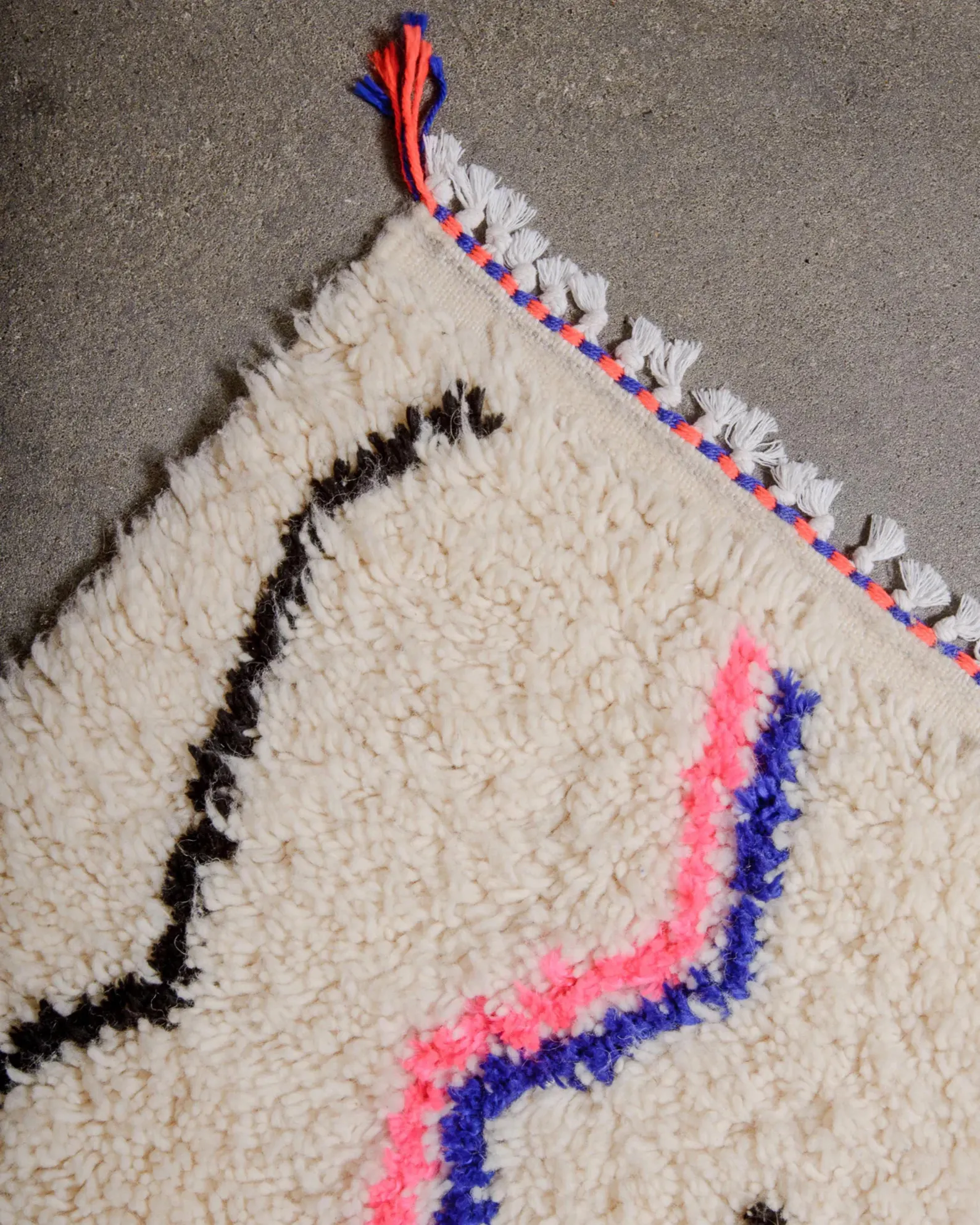 Handgeknüpfter marokkanischer Wollteppich Azilal Muster