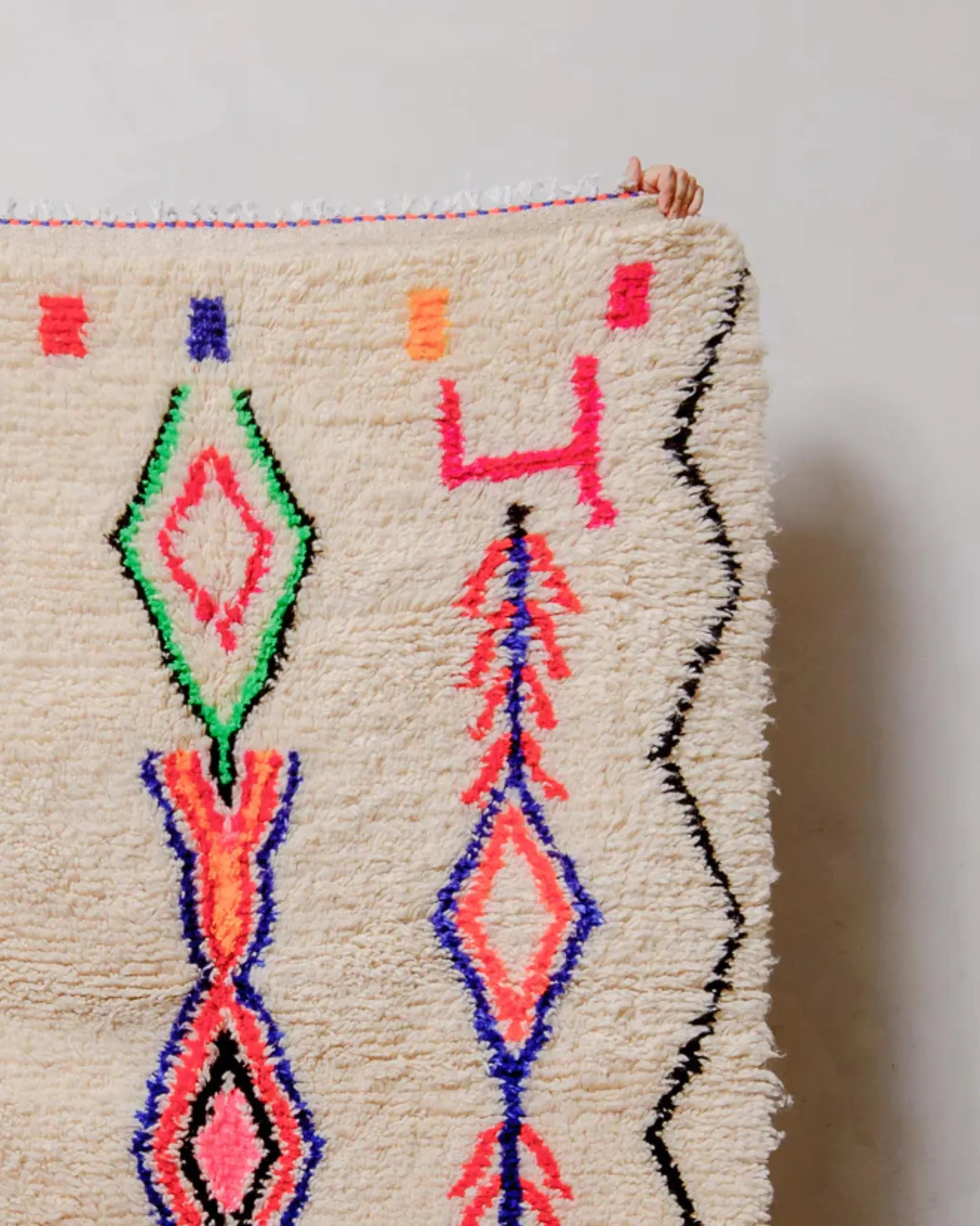 Berber Teppich bunt Azilal Design auf weißem Hintergrund