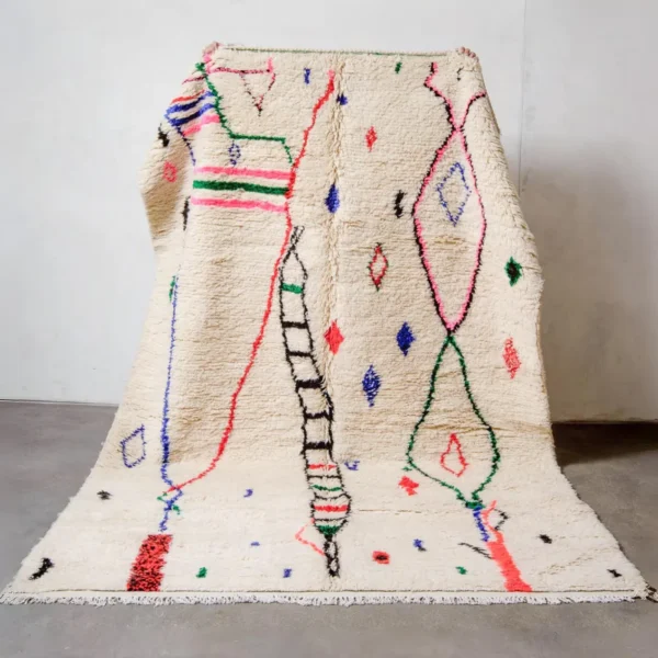 Marokkanischer Teppich Azilal Muster in Weiß mit bunten Linien und geometrischen Formen