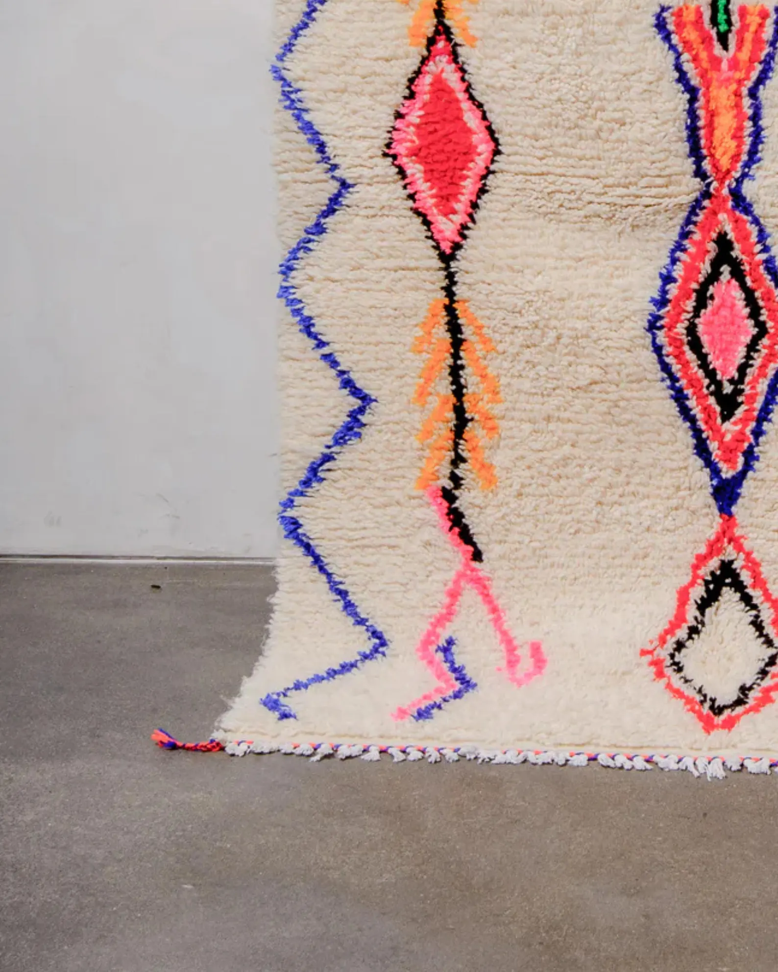 Azilal Teppich Detail geometrisches Muster pink blau grün