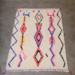 Marokkanischer Azilal Teppich mit bunten Linien und Berber Muster