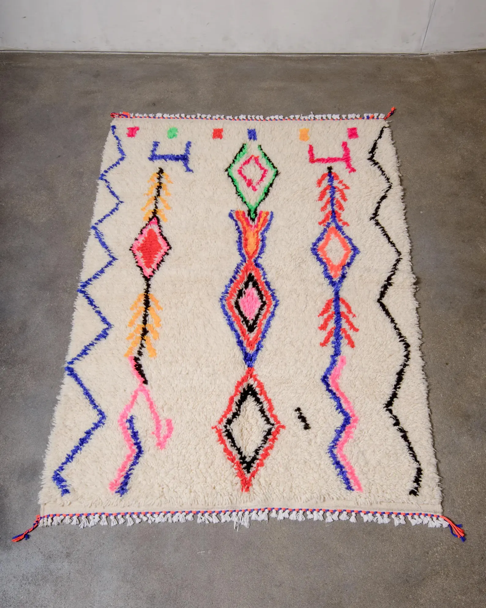 Marokkanischer Azilal Teppich mit bunten Linien und Berber Muster