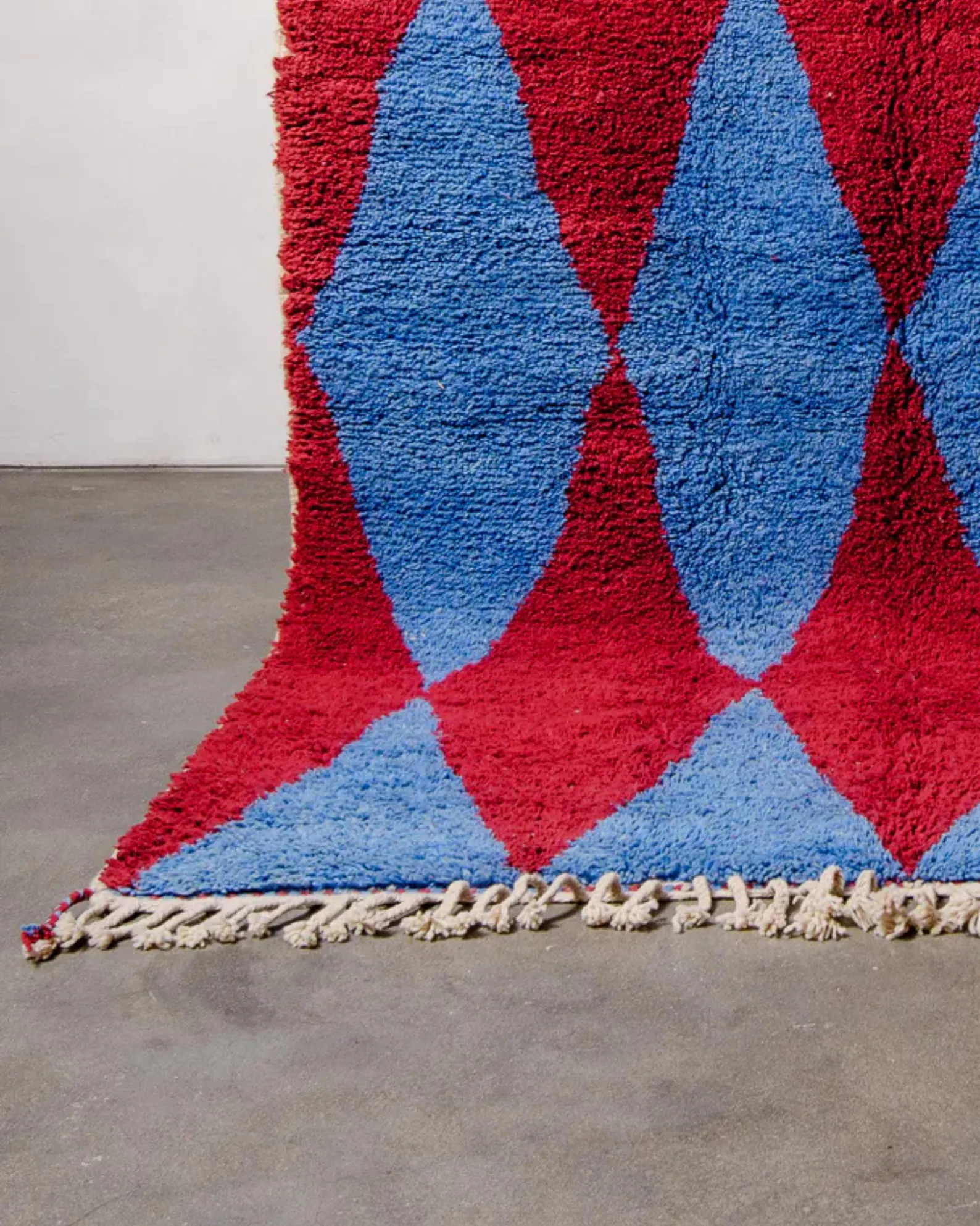 Beni Ourain Teppich detail wolle struktur weich rot blau