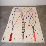 Marokkanischer Teppich weiß bunt Azilal flach liegend mit geometrischem Muster