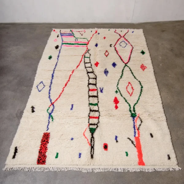 Marokkanischer Teppich weiß bunt Azilal flach liegend mit geometrischem Muster