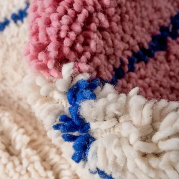 Marokkanischer Berber Wollteppich in Cremeweiß mit rosa und roten Farbblöcken