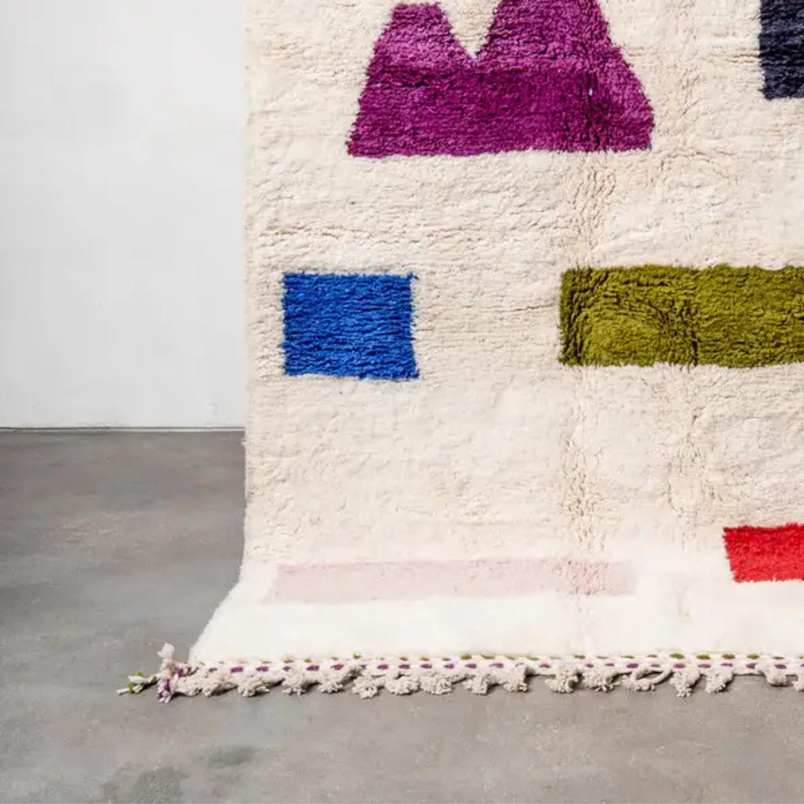 Handgeknüpfter marokkanischer Wollteppich mit gelben, blauen und lila Akzenten