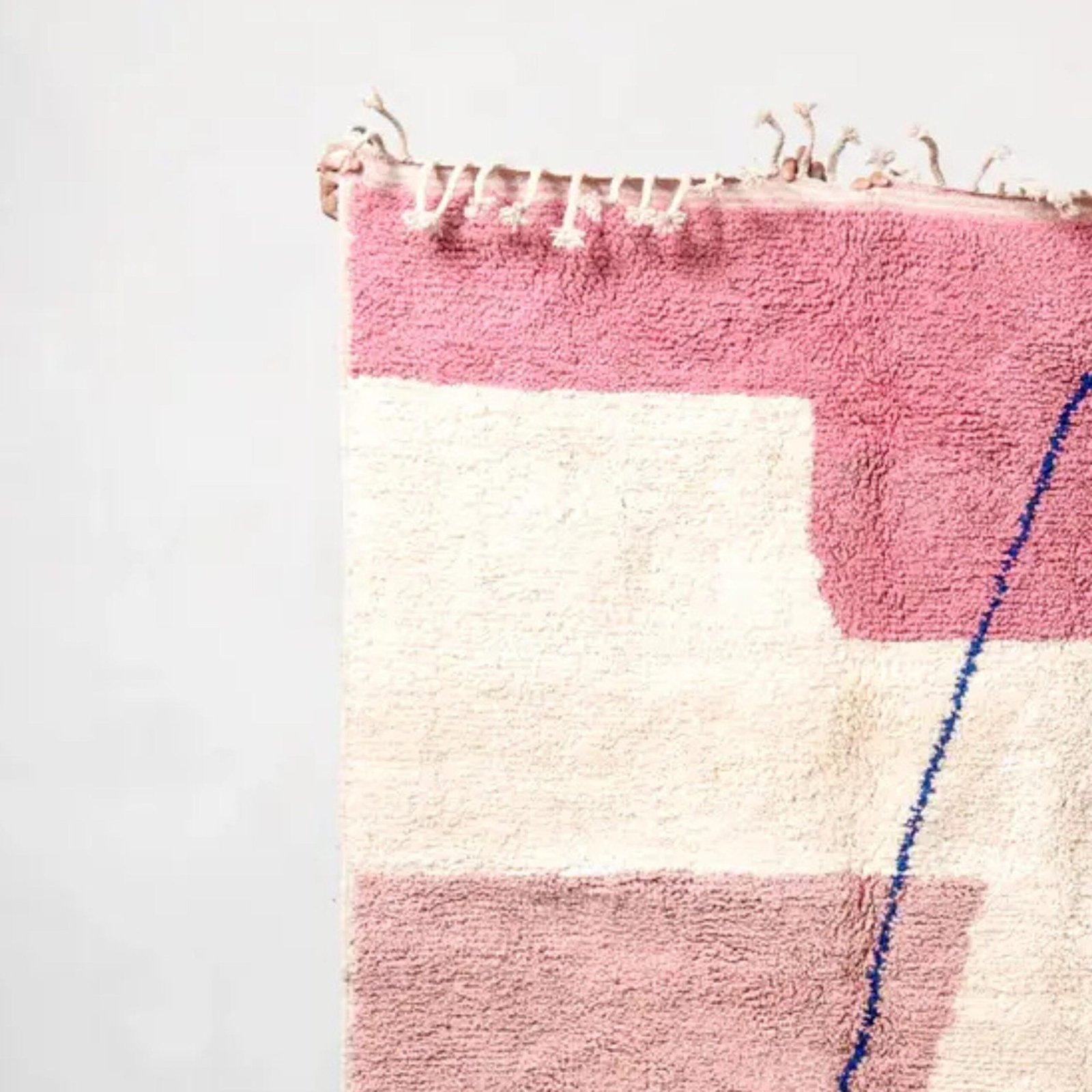 Zeitgenössischer Berber Teppich mit rosa Akzenten und minimalistischer Optik