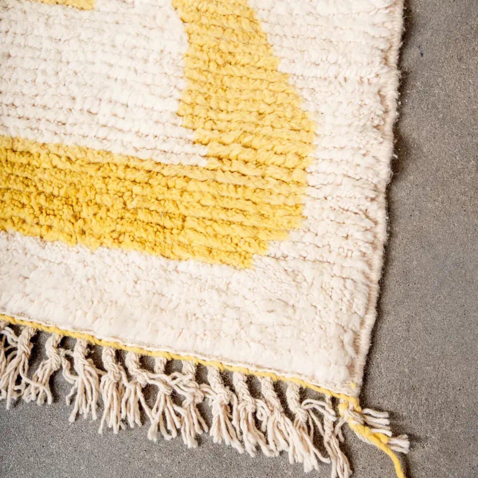 Authentischer Berber Teppich mit geometrischem Muster handgefertigt im Atlasgebirge