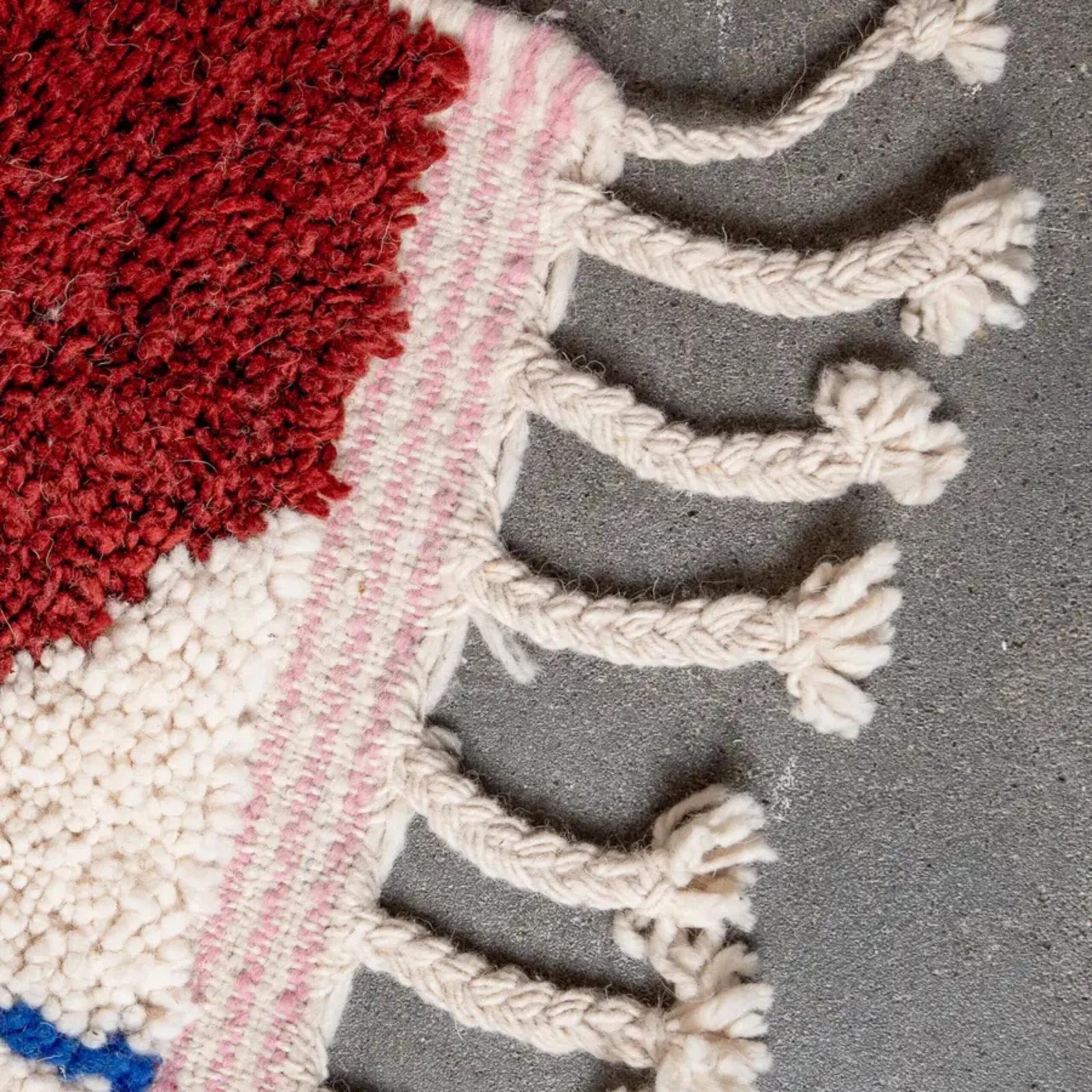 Zeitgenössischer Berber Teppich mit rosa Akzenten und minimalistischer Optik