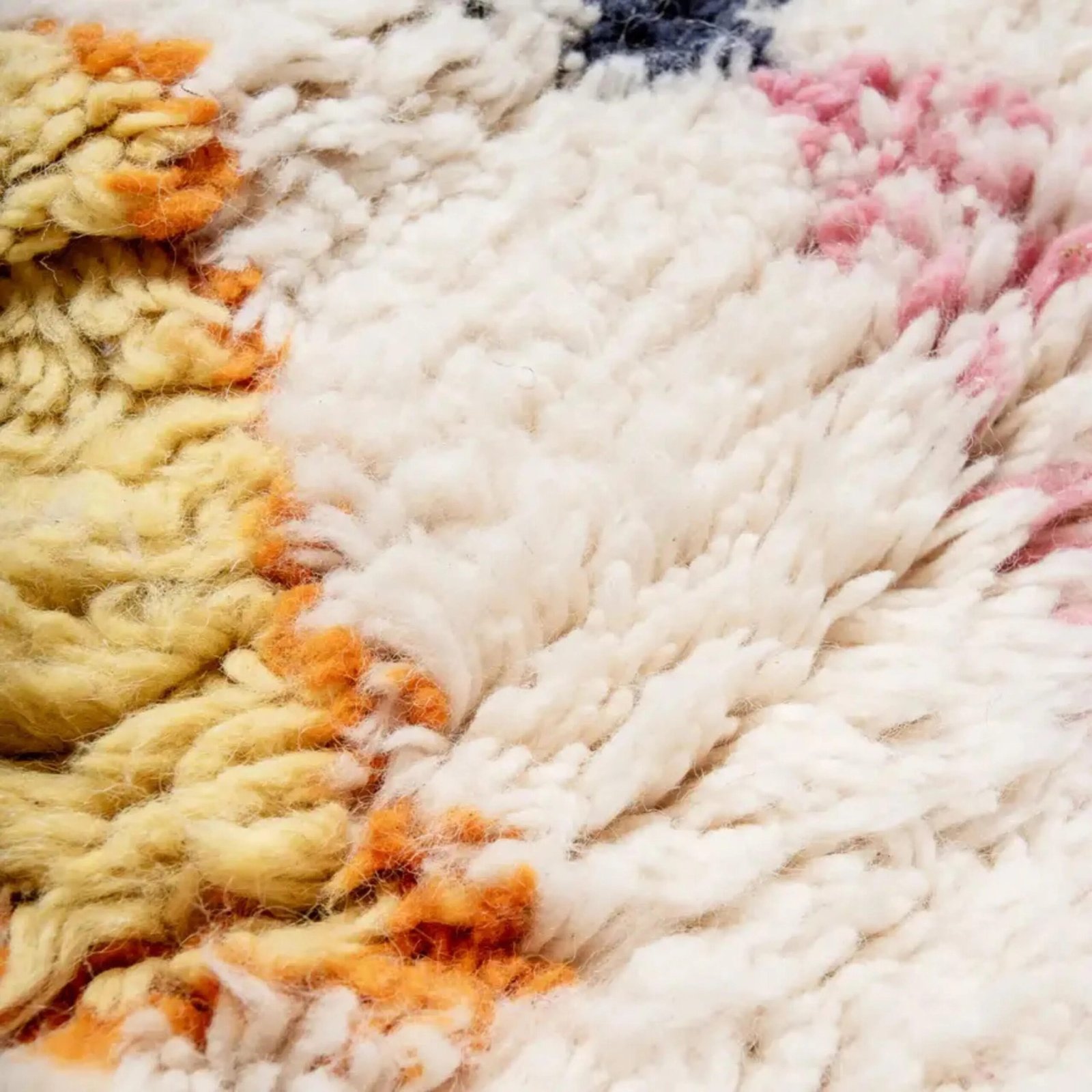 Traditioneller marokkanischer Wollteppich mit Berber Design