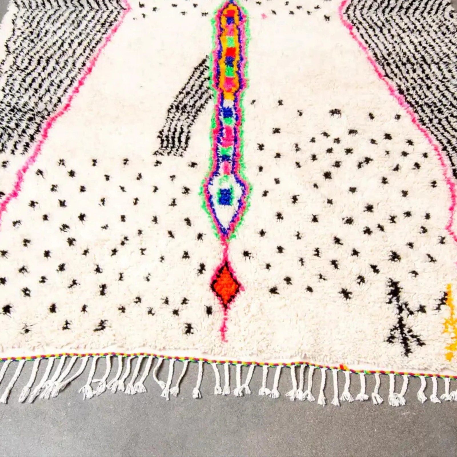 Marokkanischer Wollteppich mit traditionellen Berber-Mustern