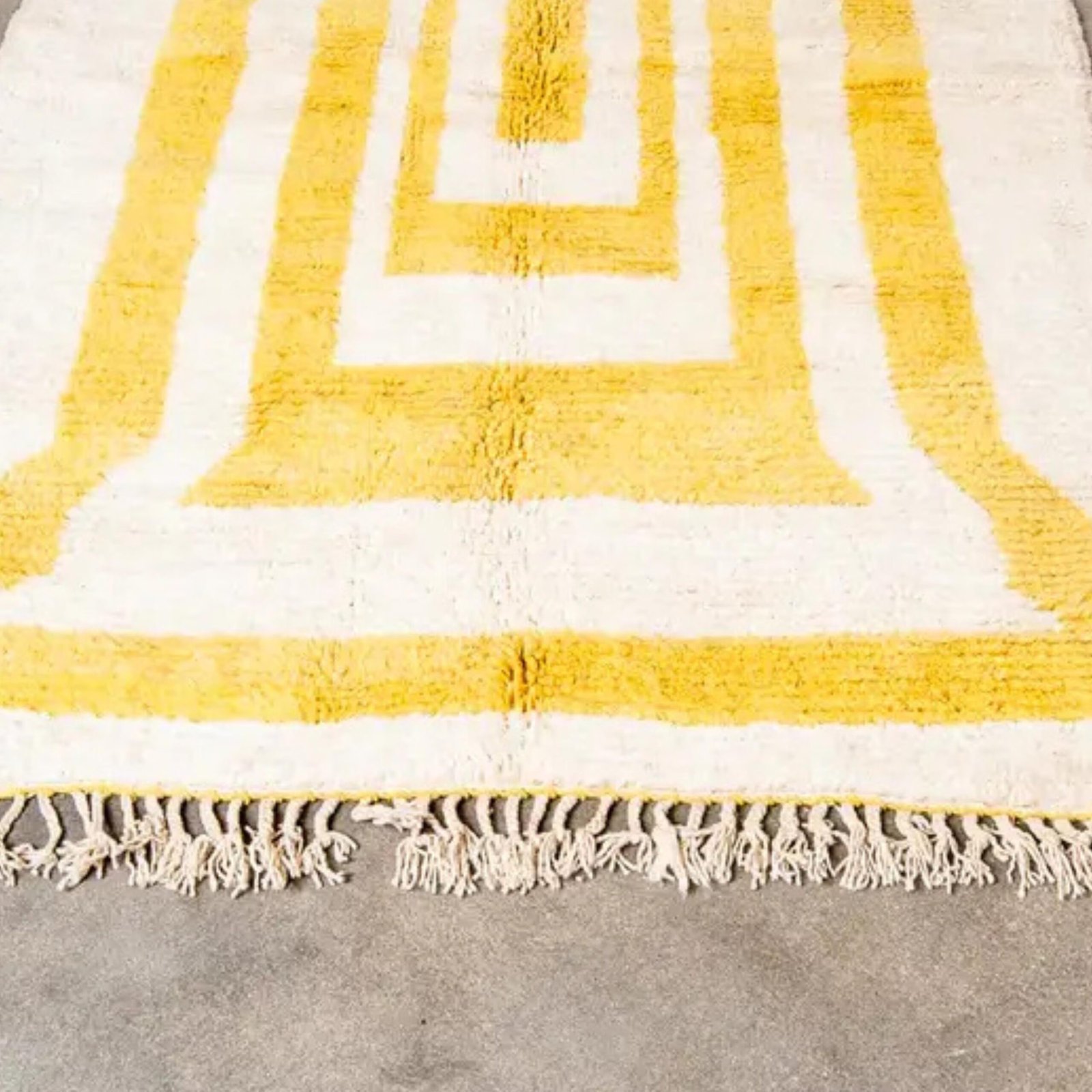 Moderner marokkanischer Wollteppich in Gelb und Creme für Boho und skandinavische Wohnräume