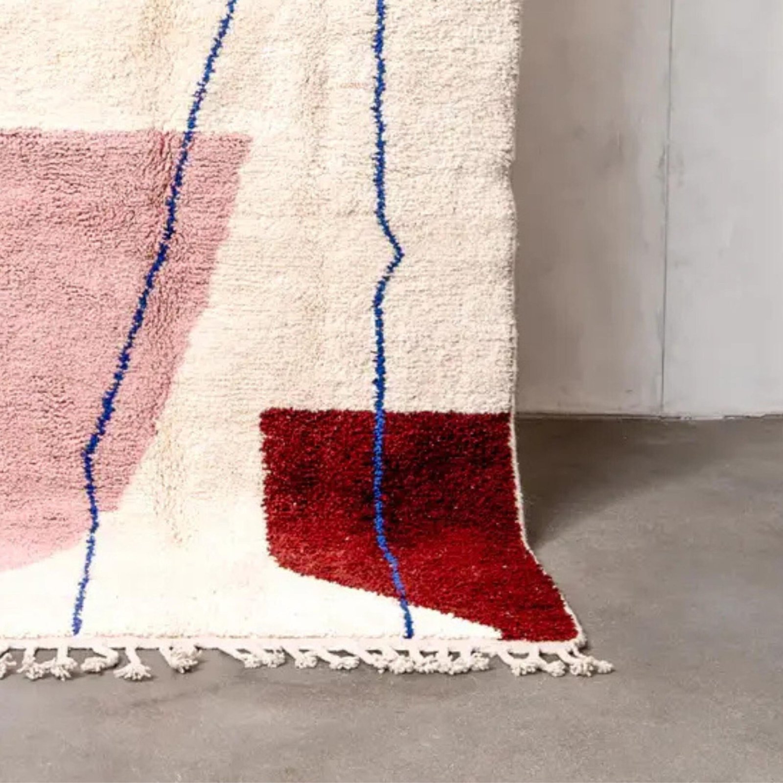 Handgefertigter marokkanischer Berber Teppich mit abstrakter Kunst und weicher Wolle