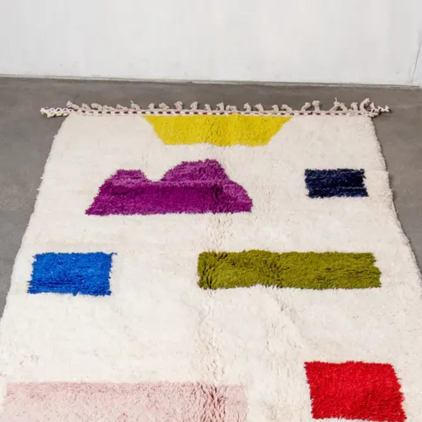 Handgemachter marokkanischer Teppich in Creme mit farbigen Formen