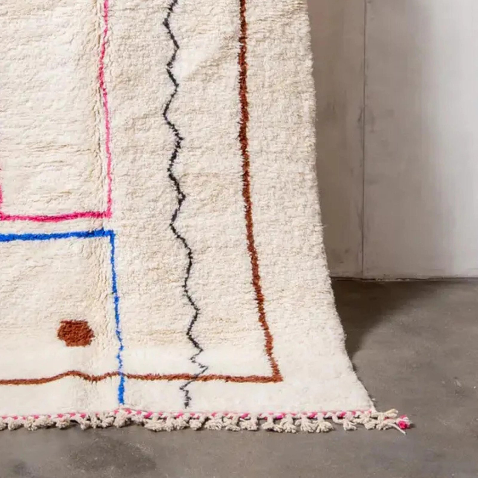 Cremefarbener Wollteppich mit handgeknüpften Berber Motiven