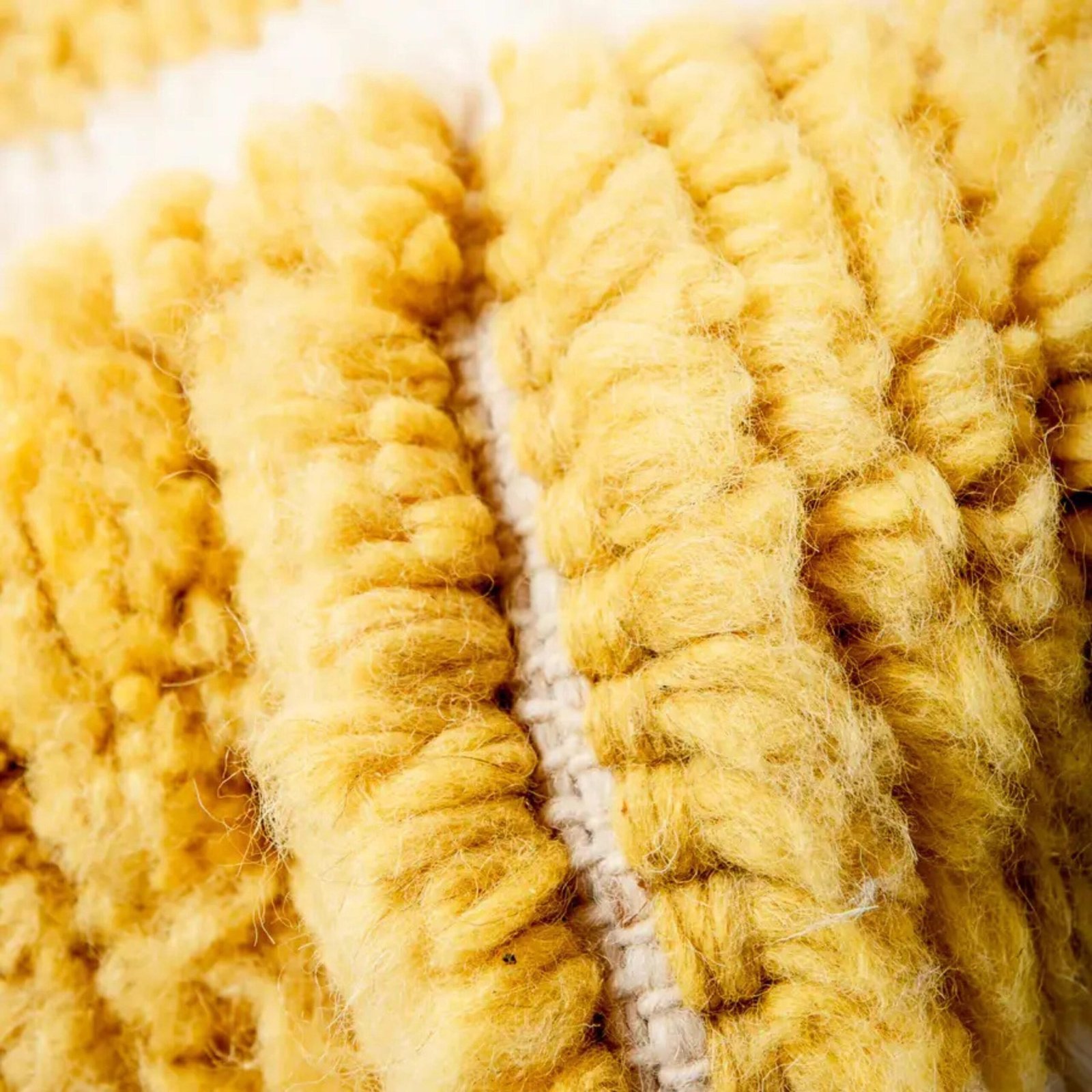 Marokkanischer Berber Teppich mit minimalistischem gelbem Design und weicher Wollstruktur