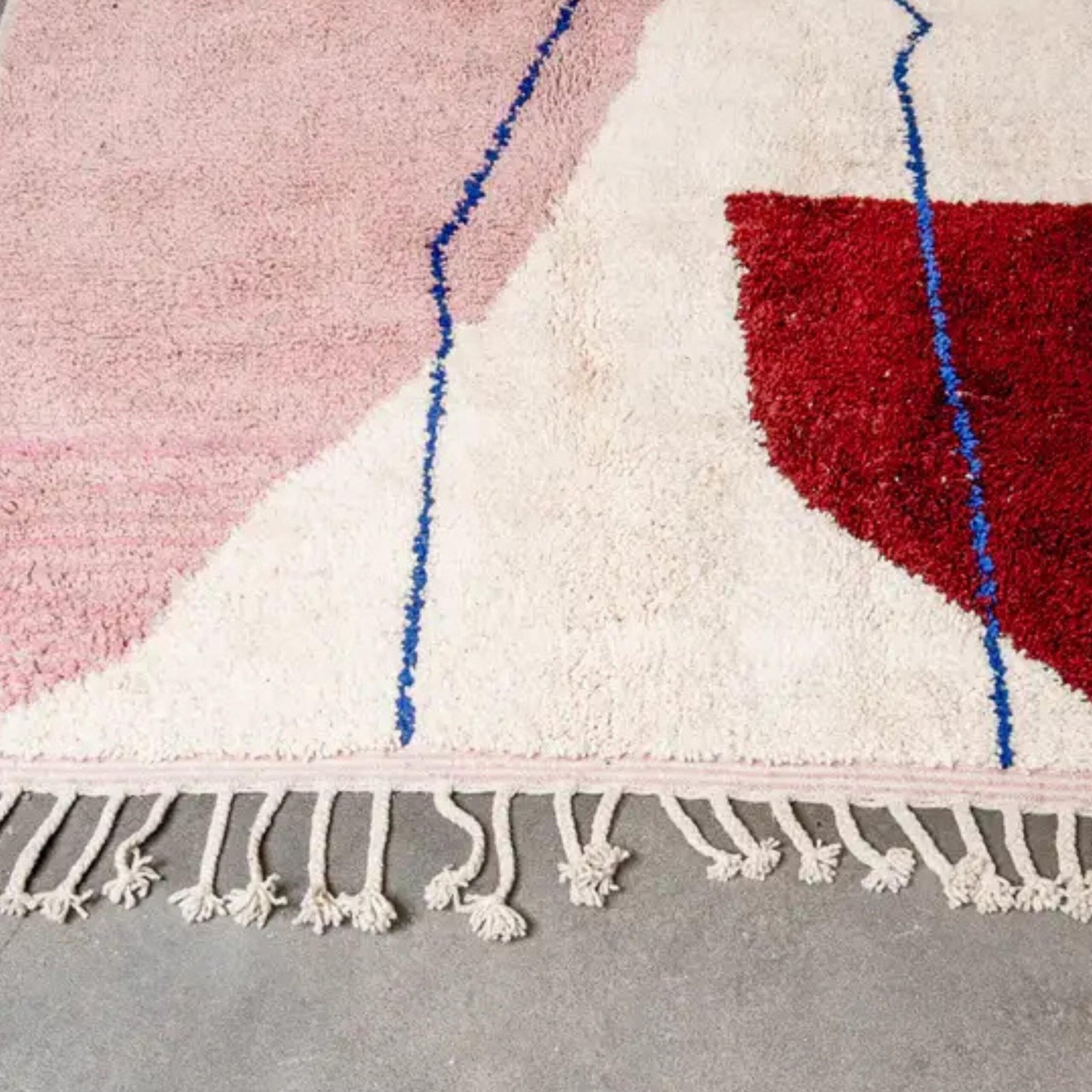 Moderner Berber Teppich aus Wolle mit rosa Farbflächen und blauer Linie