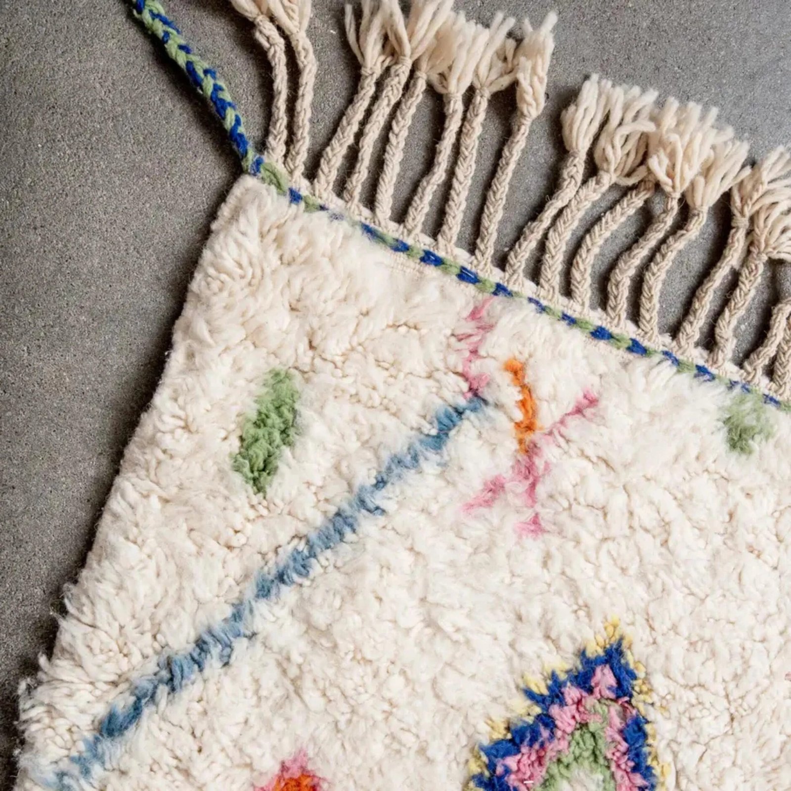 Authentischer Berber Wollteppich mit farbenfrohen Berber Symbolen