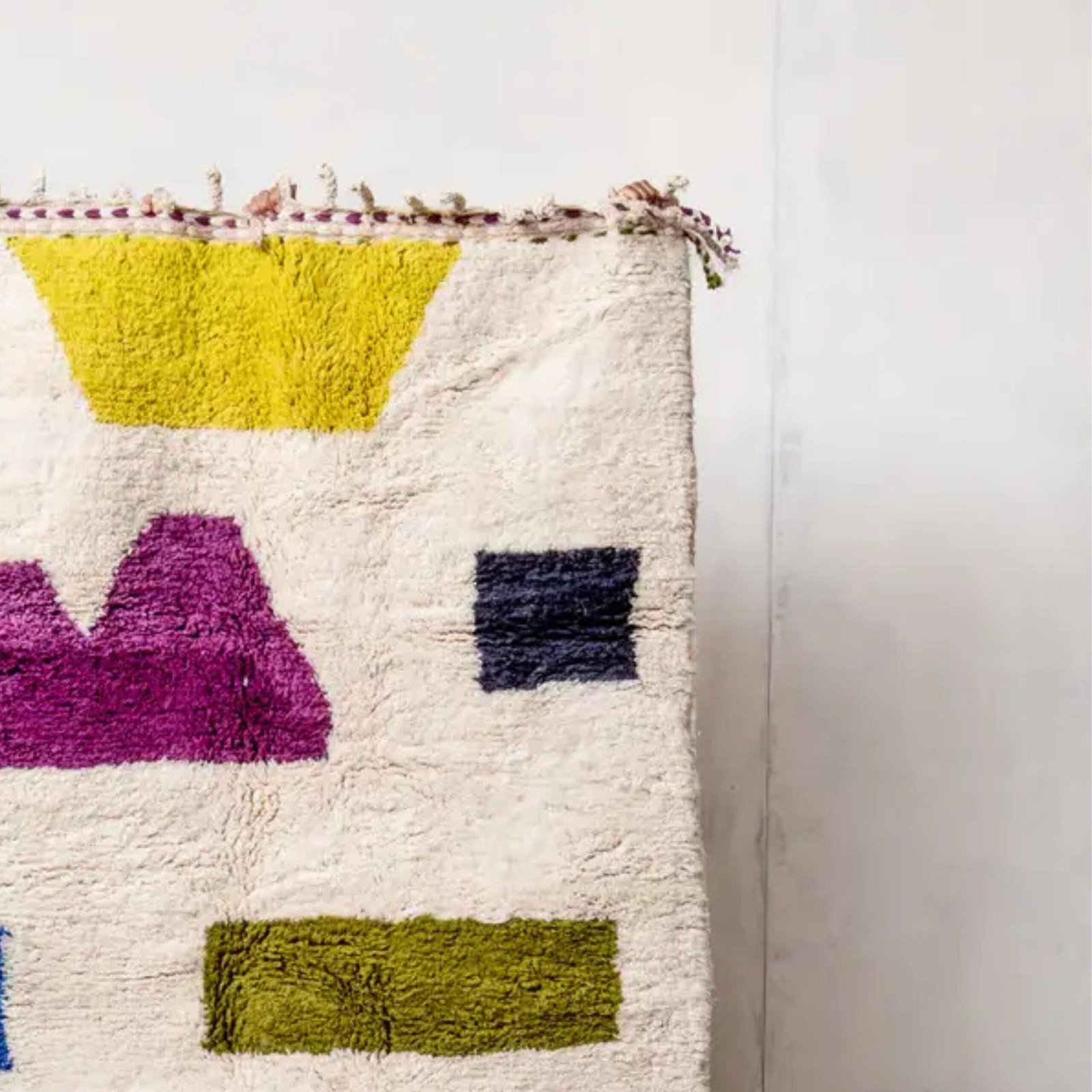 Moderner Berber Teppich aus Schurwolle mit farbenfrohem Design