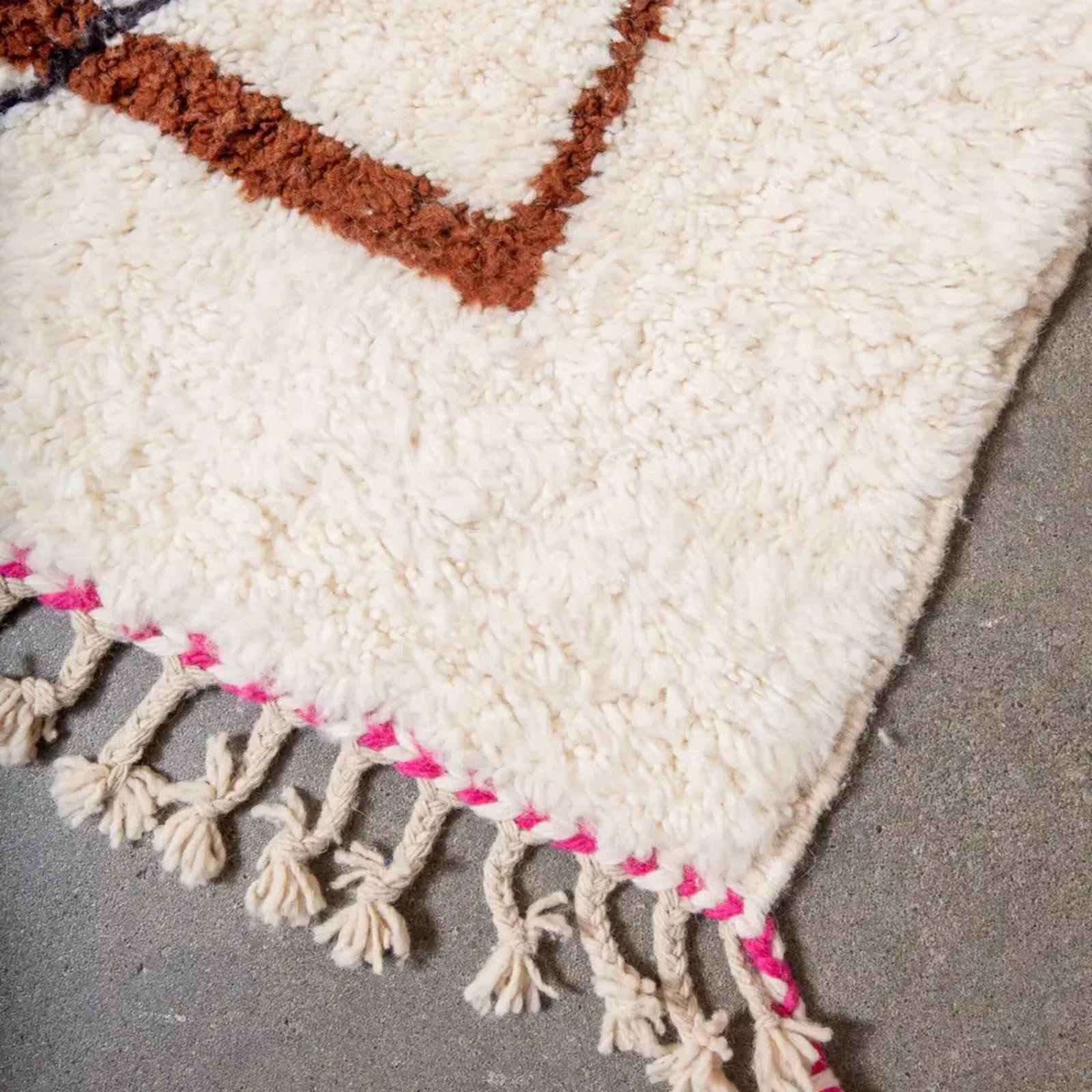 Moderner Berber Teppich mit geometrischem Muster in Rosa und Blau