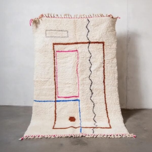 Berber Teppich aus Marokko mit modernem abstraktem Design in Cremeweiß