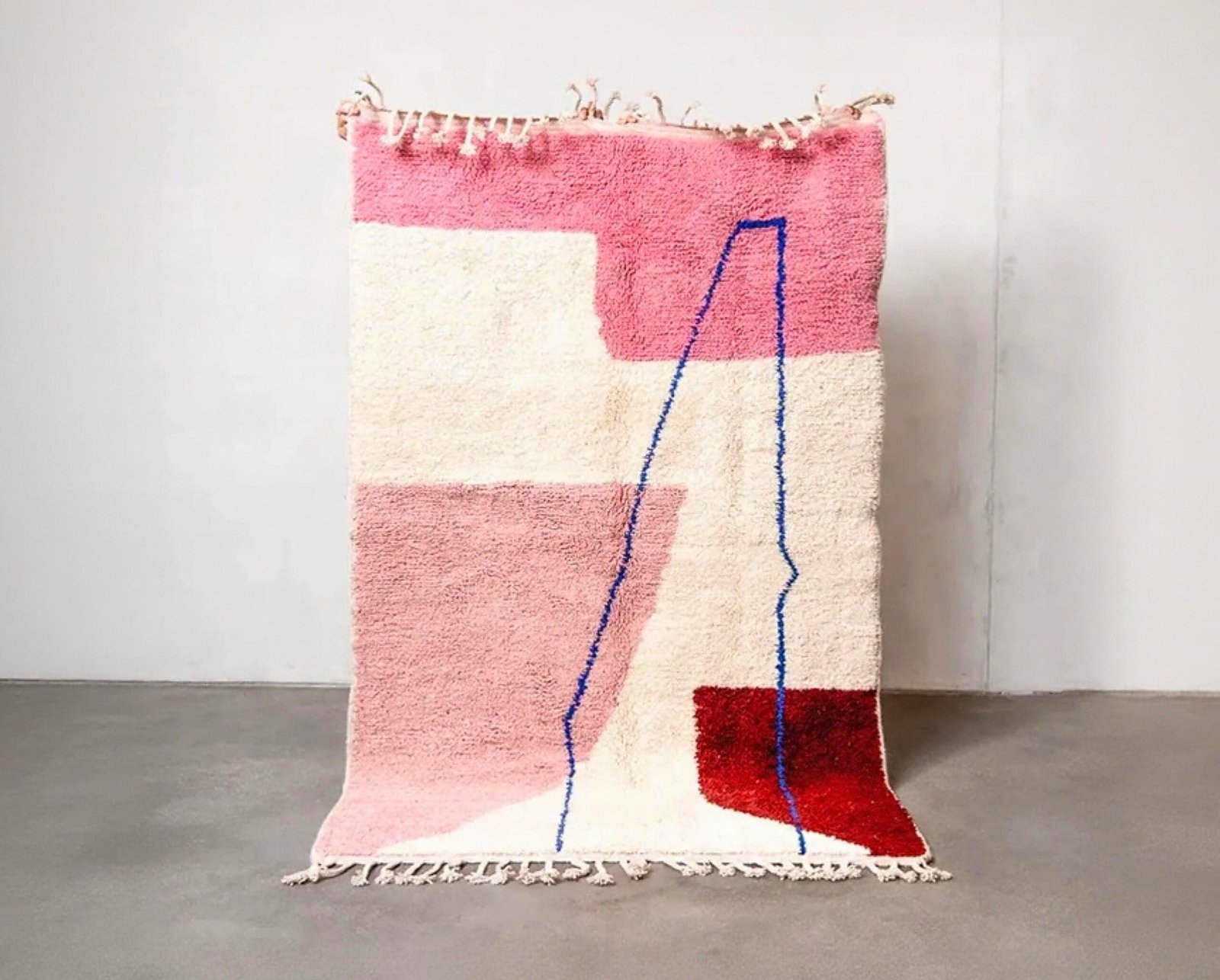 Berber Teppich aus Marokko mit rosa, cremefarbenem und rotem modernem Design aus Schurwolle