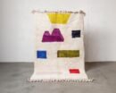 Berber Teppich modern mit bunten geometrischen Formen auf cremefarbenem Hintergrund