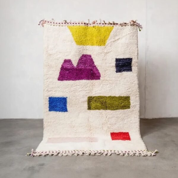 Berber Teppich modern mit bunten geometrischen Formen auf cremefarbenem Hintergrund