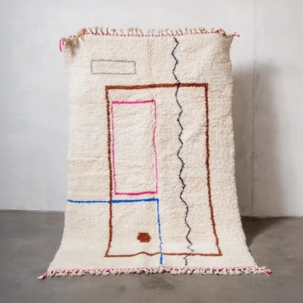 Berber Teppich aus Marokko mit rosa und blauen Linien auf cremeweißem Hintergrund