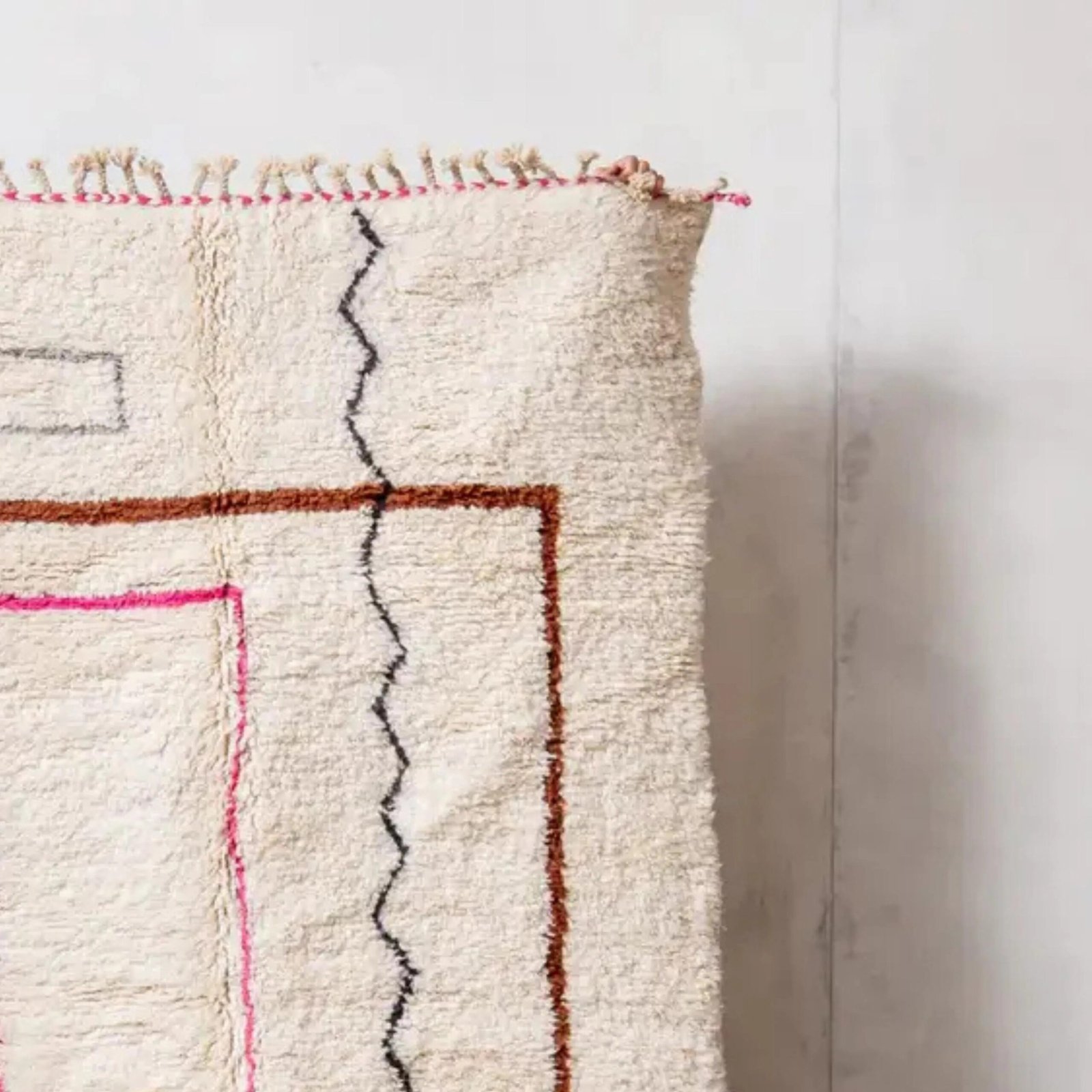 Handgeknüpfter marokkanischer Wollteppich im minimalistischen Design
